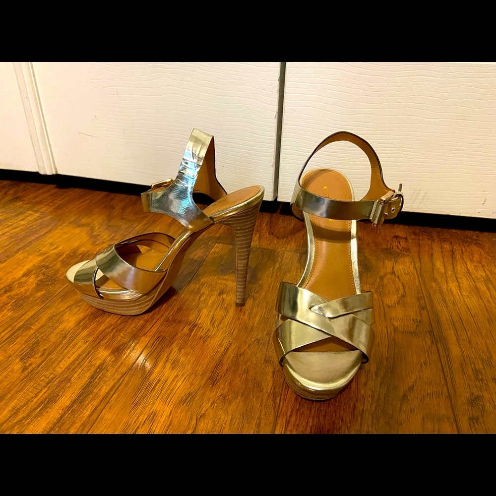 Gold Coach Heels Size 5.5 - Picture 4 of 10